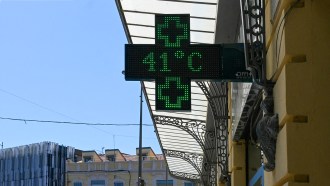 Photo of a sign showing extreme heat in France, with a temperature of 41 degrees Celsius on July 26.